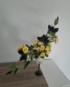 Kompozycja  kwiatowa w kieliszku