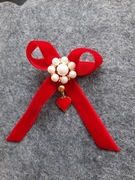 Broszka kokardka z zawieszką w kształcie serca