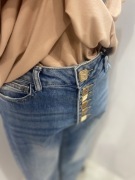 Spodnie jeans z ozdobnymi guzikami M