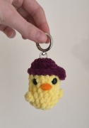 Breloczek szydełkowy kaczka w czapce 