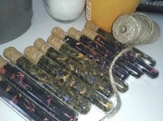 Fiolki z herbatą prezent dla gości weselnych 