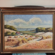 Obraz olejny – pejzaż z polami i jeziorem – sygnowany, rama