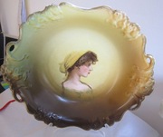 Rosenthal Pensee -  Reliefowana misa z portretem młodej kobiety w chustce