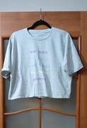 Krótki szary t-shirt z nadrukiem 