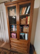 biblioteczka / witryna salonowa w stylu klasycznym