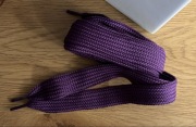 Fioletowe, szerokie sznurówki