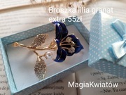 Broszka elegancka w granacie lilia 