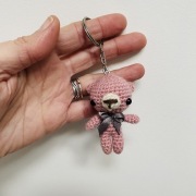 Różowy miś ręcznie robiony mini maskotka breloczek