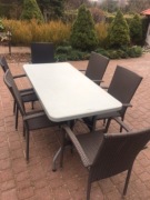 Stół cateringowy z rozkładanymi nogami.