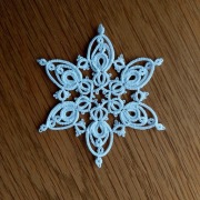 Dekor na choinkę śnieżynka frywolitka biala 8 cm