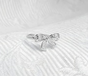 Pierścionek z kokardką ze srebra 925 Jak z porcelanowej szkatułki,otwarty 