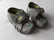 Kapcie dla chłopca 19. Raz na nogach.