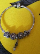 Bransoletka Pandora z charmsami