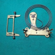 System mocowania mechanizmu zegara ze śrubami