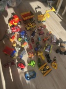 Mix zabawek głównie samochody 