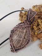 Aragonit w miedzi. Wisiorek miedziany z kamieniem naturalnym. Rękodzieło 