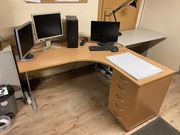 Biurko narożnikowe prawe z przystawką w postaci szafki z szufladami 