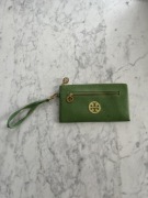 Tory Burch zielony skórzany portfel damski ze złotym logo skóra