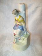 CERAMICZNA FIGURKA - POSTAĆ NA SCHODACH PRZY PNIU DRZEWA