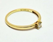 Złoty pierścionek W. Kruk z diamentem