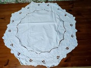 Ręcznie haftowana serweta śr.75