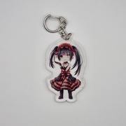 Akrylowy brelok anime chibi w czerwono-czarnej sukience
