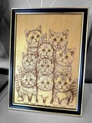 Obraz kotki – grawer laserowy na drewnie, złota farba, rama