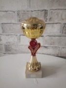 Klasyczny puchar sportowy złoto-czerwony na marmurowej podstawie 23 cm