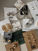 Duży zestaw kolczyków outlet z platformy ASOS