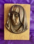 płaskorzeźba Matki Boskiej na drewnianej podstawie