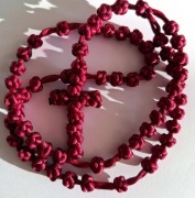 Różaniec ze sznurka satynowego pleciony kolor bordowy