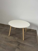 Stolik kawowy okrągły – biały blat + drewniane nogi