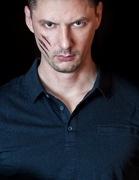 Sztuczny tatuaż. Blizna, krew, rozcięcie.Halloween