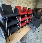 Krzesła czerwone i czarne 