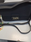 Torebka w kolorze grafitowym na pasku na ramię