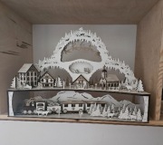 Dekoracja świąteczna 3D – zimowa wioska z jeleniem i pociągiem