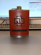 Rammstein piersiówka ze stali nierdzewnej obita skurą, grawer na prezent