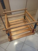 Huśtawka dziecięca z drewna, bez zabezpieczeń i haków do montażu.