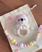 Zestaw podarunkowy: grzechotka + zawieszka na smoczek 