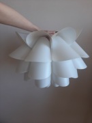 Designerski klosz do lampy biały nowoczesny organiczny kształt Ikea Knappa