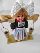 Laleczka w tradycyjnym holenderskim stroju. 