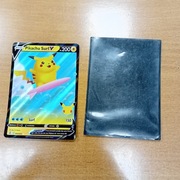 karta Pokémon TCG "Surfing Pikachu V" z rozszerzenia "Celebrations