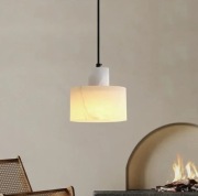 Wisząca Lampa z Marmurowym Kloszem – Minimalistyczna Elegancja