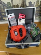 Wyrzynarka BLACK+DECKER 450W + walizka + zestaw brzeszczotów