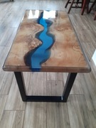 Stolik kawowy z żywicy epoksydowej, drewna i stali
