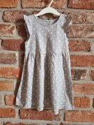 szara sukienka w serduszka