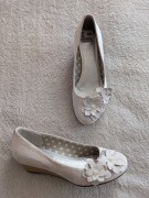 Nowe szare zamszowe buty baleriny na obcasie koturnie w kwiatki Ariane 36