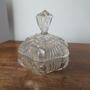 Elegancka Szklana Bomboniera – Klasyczne Wzornictwo i Blask