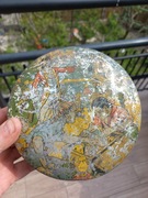 Stara puszka z malowidłem piratów na pokrywie. 