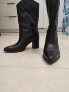 Czarne skórzane kowbojki na słupku 